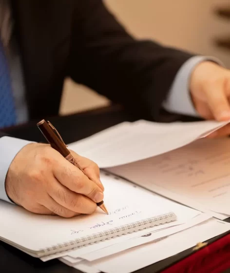 empresario-firmando-documentos-importantes-del-contrato