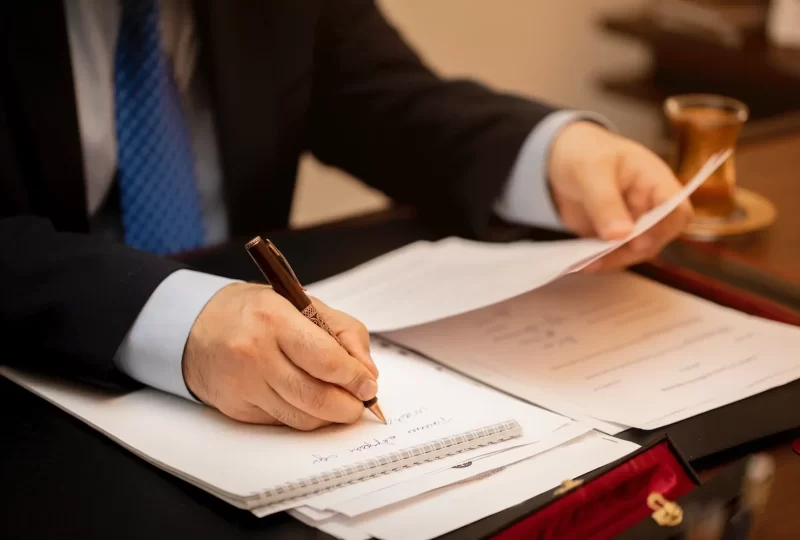 empresario-firmando-documentos-importantes-del-contrato empresario-firmando-documentos-importantes-del-contrato